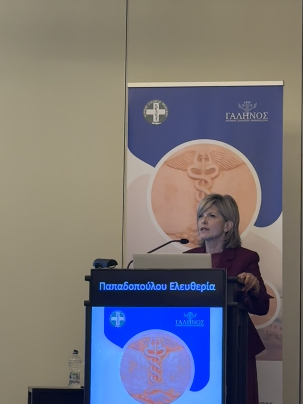 Η ιατρός κατά τη διάρκεια ομιλίας σε επιστημονικό συνέδριο